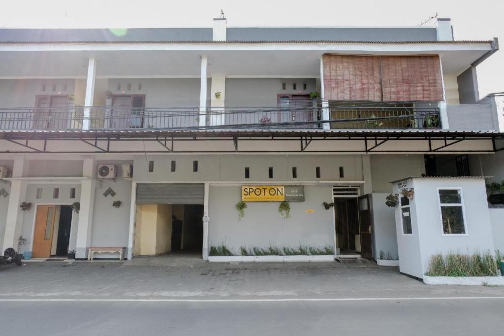 Sawojajar Inn Malang Exterior foto
